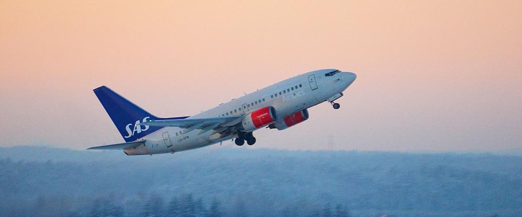 Scandinavian Airlines lentokone lähdössä nousuun.