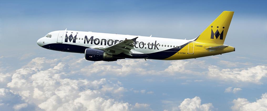 Monarch Airlines lentokone lennossa.