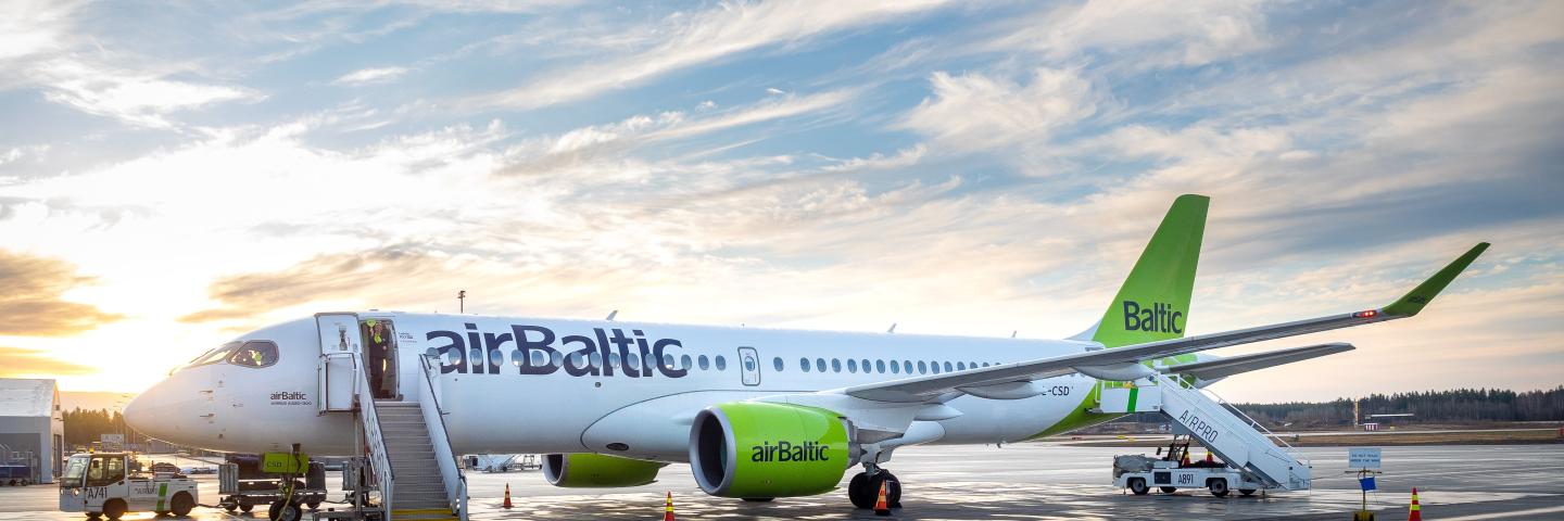 Air Balticin lentokone Tampere-Pirkkalan lentoasemalla