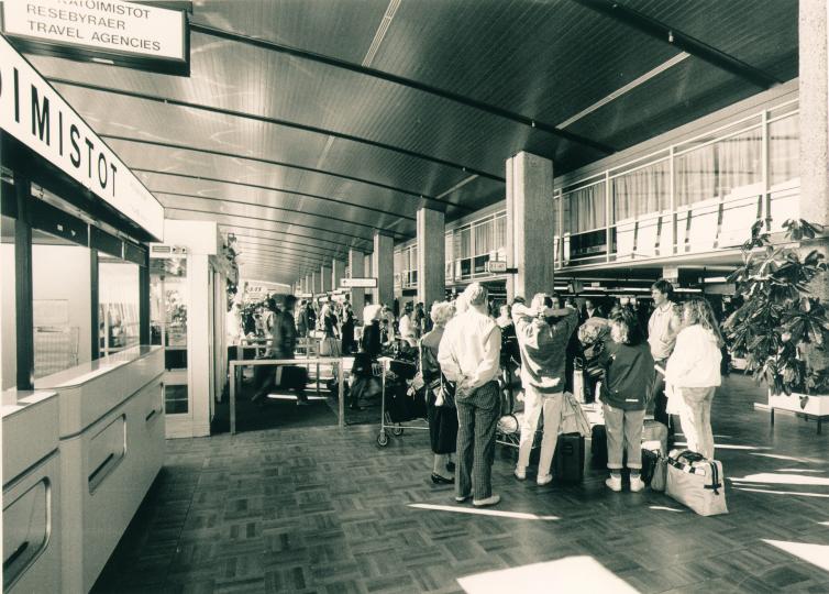 Helsinki-Vantaan lentoaseman lähtöselvitysaula vuonna 1969.