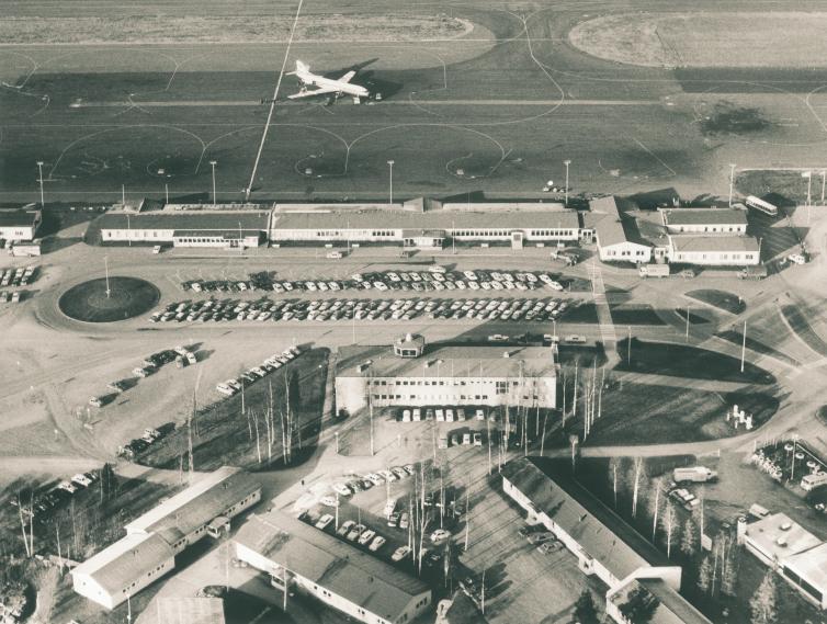 Photo: Aerial Photo Salminen, Helsinki City Museum The airport building as it appeared in 1965