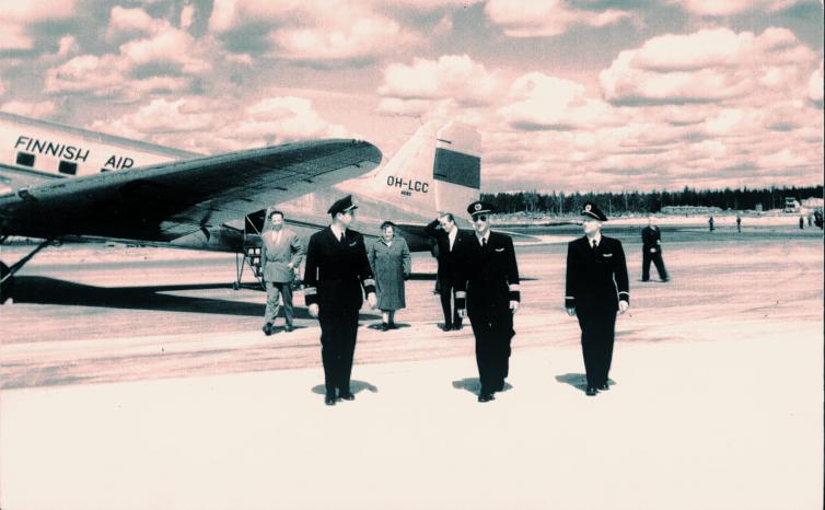 the first two aircraft landed at the new Helsinki Airport in the form of Aero Oy's DC-3s