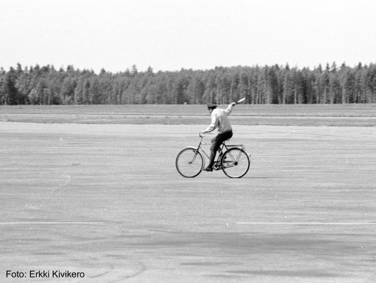 Kivikero: guide landing planes on to the apron by bicycle