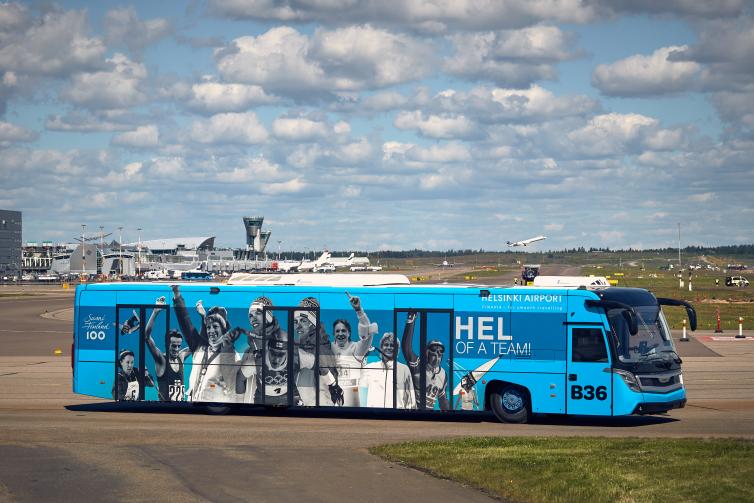 Olympiateemabussi Helsinki-Vantaan lentoasemalla