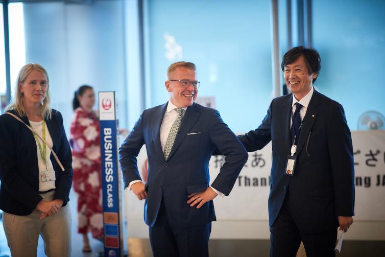 Helsinki-Vantaan johtaja Joni Sundelin Japan Airlines edustajien kanssa.