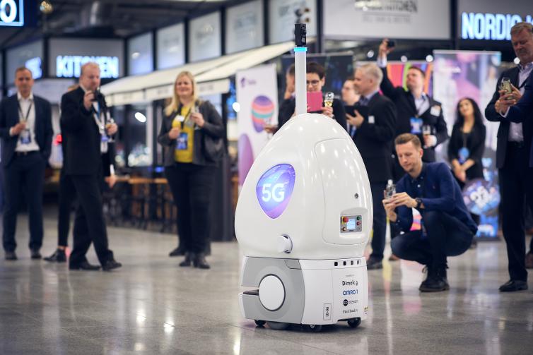 Finavia ja Telia tuovat 5G-robotin Helsinki-Vantaan lentoasemalle