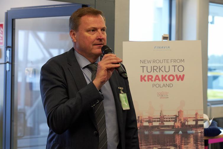 Man giving a speech at Wizz Air's new route's opening ceremony.