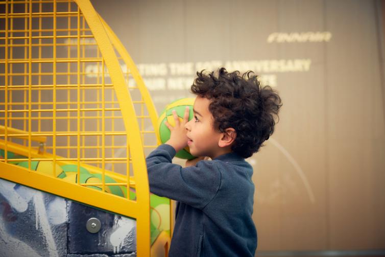 Lapsi leikkimässä.