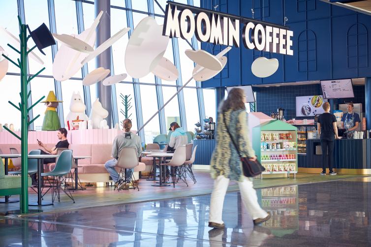 Moomin Coffeen edusta. Matkustaja kävelee kahvilan edestä.