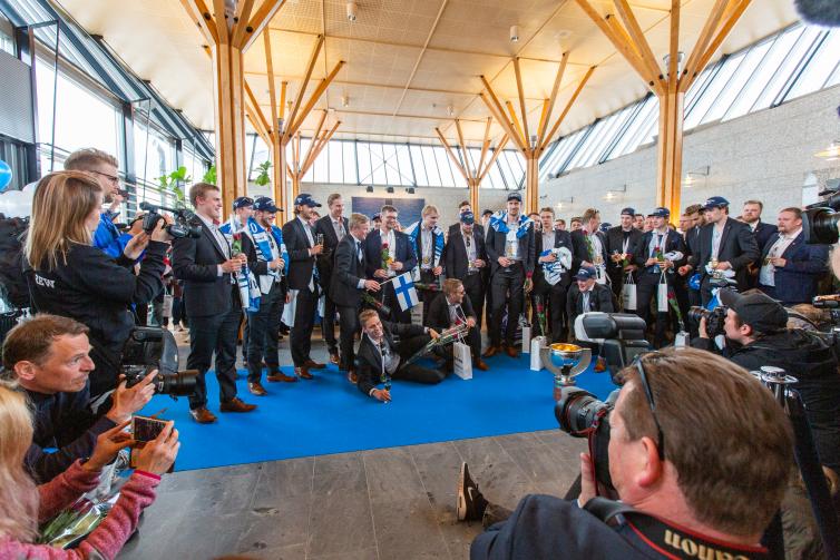 Kultaa voittanut joukkue pokaalin kanssa