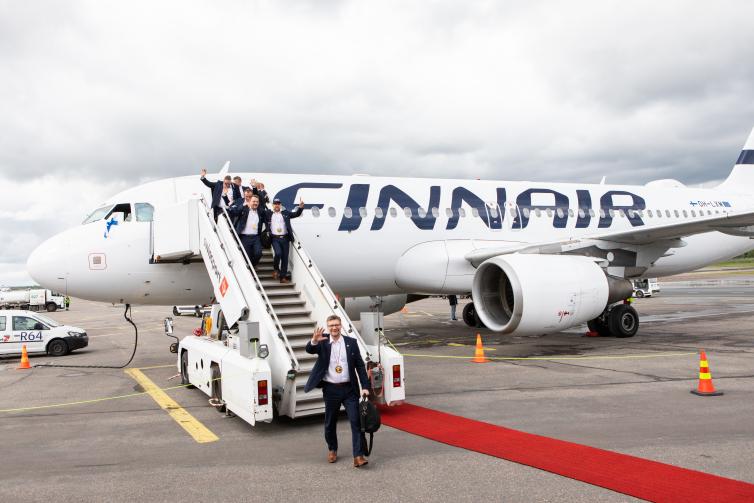 Leijonat saapuvat Helsinki-Vantaalle lentokoneesta punaiselle matolle.