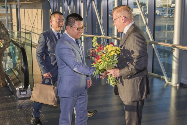 Joni Sundelin kättelee Juneyaon edustajaa.