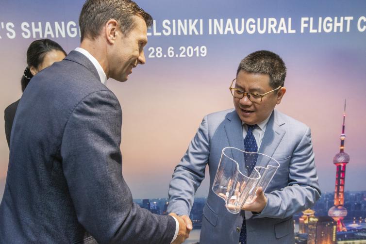 Finavian edustaja ja Juneyaon edustaja kättelevät.