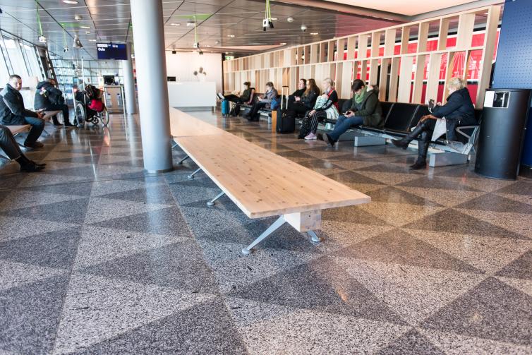 Lankkupenkki portilla.