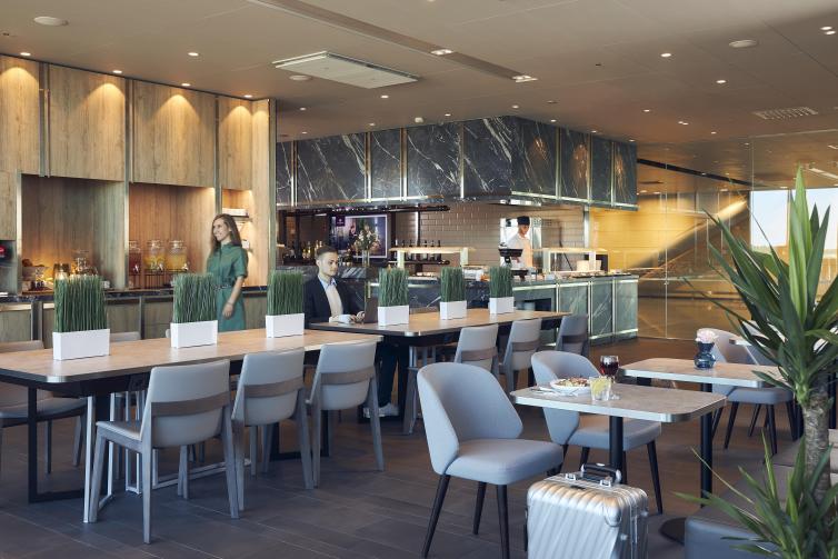 Plaza Premium Loungen tyylikäs ravintolatila.