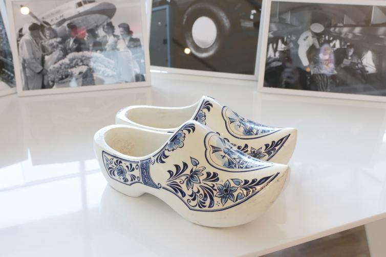 Kauniisti maalatut hollantilaiset puukengät.