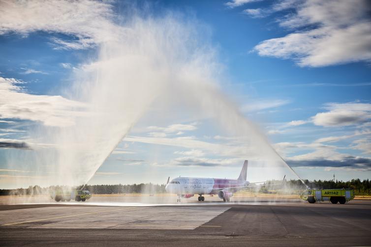 Wizz Airin kone sai vesitervehdyksen eli paloautot suihkuttivat sen päälle vettä.