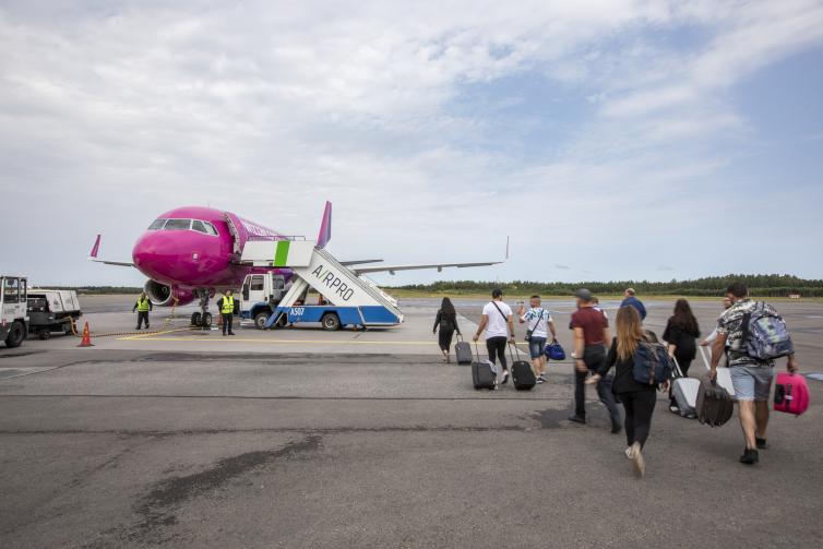 Matkustajat nousemassa Wizz Airin lentokoneeseen. 