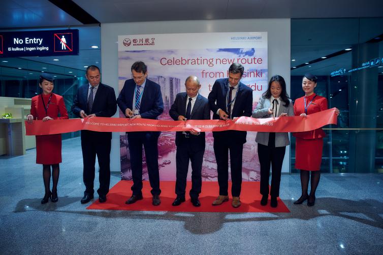 Sichuan Airlinesin reittiavajaisten nauhanleikkuu.