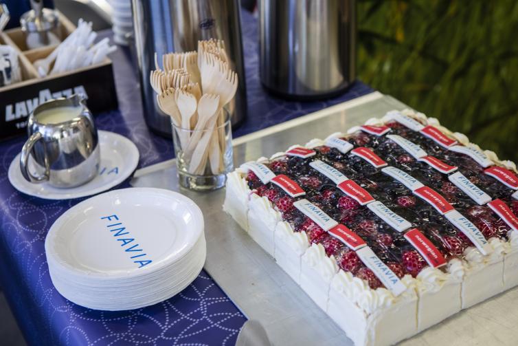 Vaasa-Helsinki route opening was celebrated with cake cutting