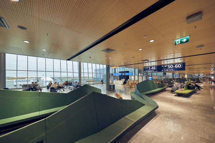 Helsinki-Vantaan lentoaseman länsisiipi ja vihreä sohvaryhmiä