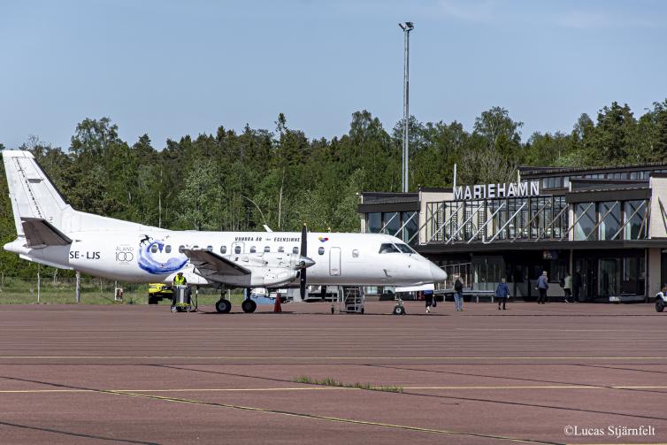 Air Leap -lentoyhtiön kone koristeltuna Ahvenanmaan väreihin