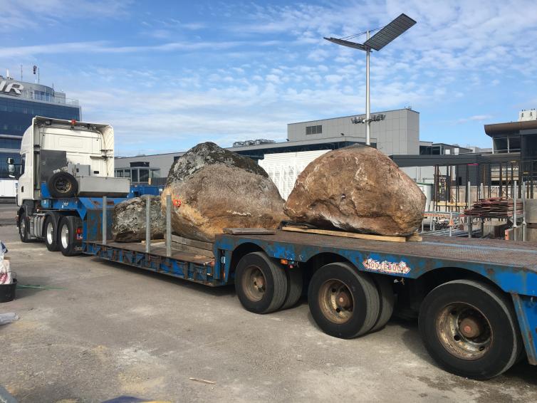 Suuria kiviä lava-auton lavalla