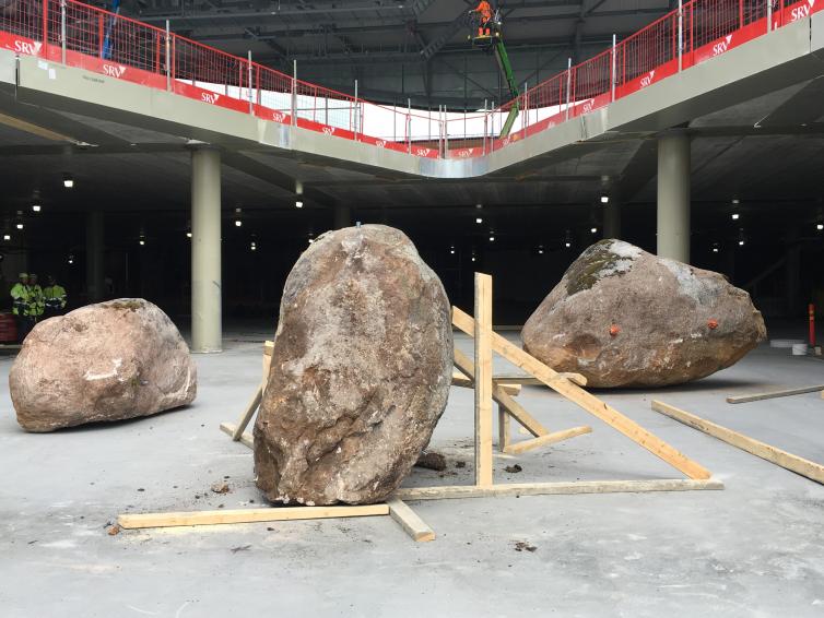 Kivet tuettuna paikoilleen puisilla tuilla