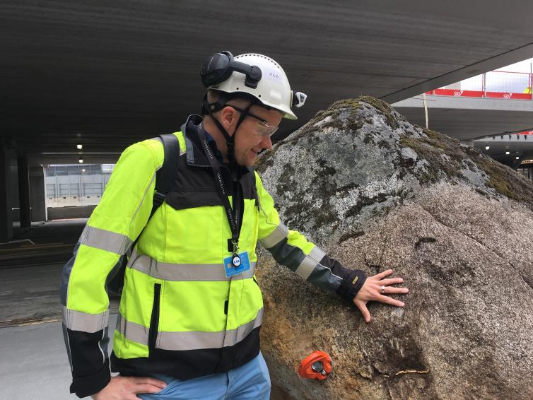 Juho Grönholm tutustuu paikalle nostettuihin kiviin uuden terminaalin työmaalla
