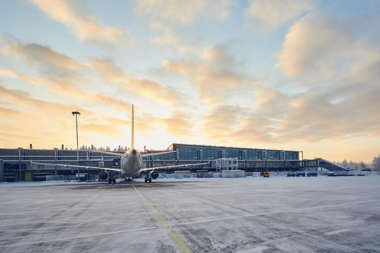 Rovaniemen lentoasema kuvattuna auringonlaskussa