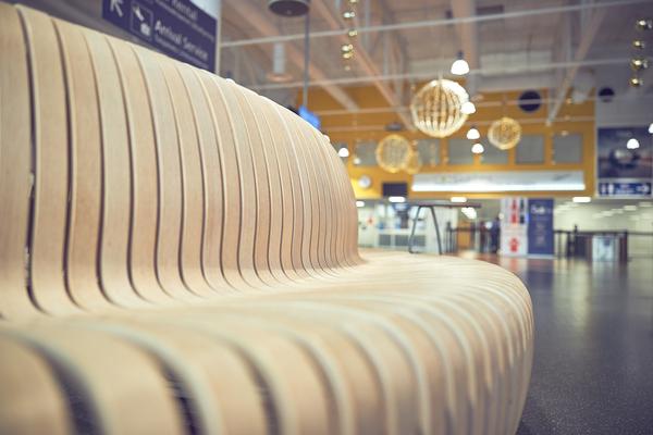 Lähikuva puisista sohvista Ivalon lentoasemalla
