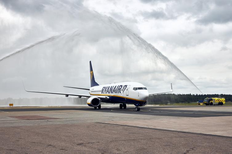 Ryanairin kone kiitotiellä vesiterveydyksen alla