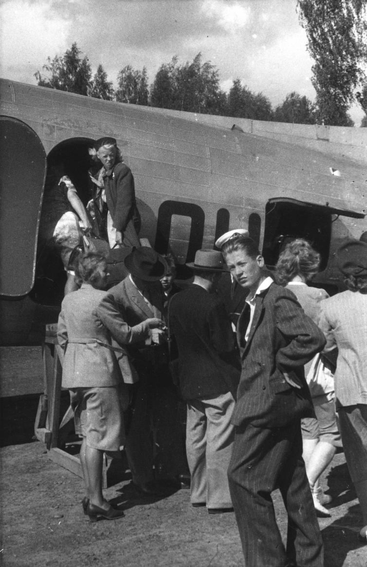 Matkustajat nousemassa Aero Oy:n Douglas DC-3 - koneeseen Kuopion lentokentällä heinäkuussa 1948. 