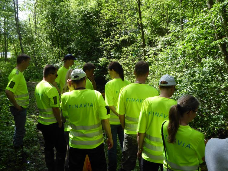 Joukko ihmisiä kunnostustalkoissa