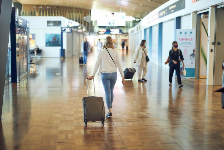 Matkustaja kulkee lentoasemalla. 