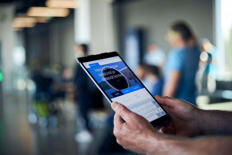 Netin selailua Helsinki-Vantaan lentoaseman Schengen-alueella. 