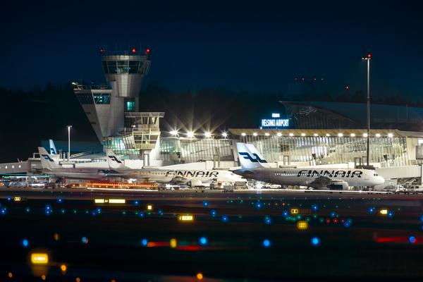 Helsinki-Vantaan lentoasema yöaikaan. 
