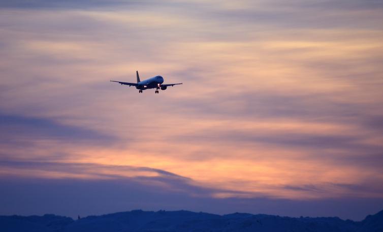 Lentokone auringonlaskussa. 