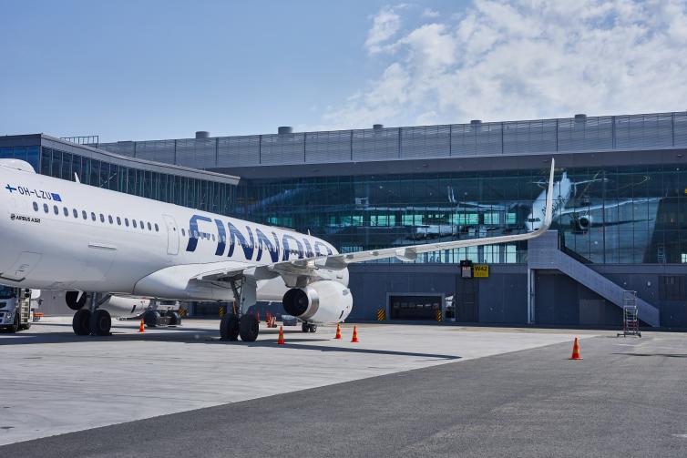 Finnairin kone odottamassa Helsinki-Vantaan lentoaseman asematasolla. 