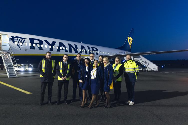 Ryanairin lentokoneen edessä lentokoneen henkilökuntaa Tampere-Pirkkalan lentoasemalla.