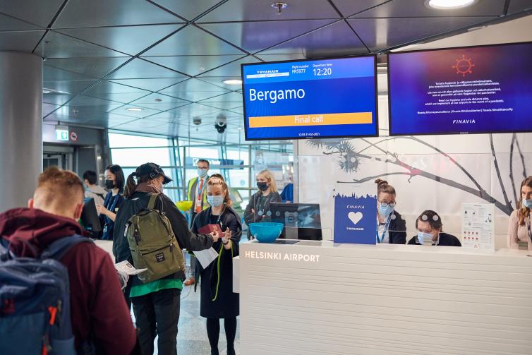 Matkustajia menemässä lennolle Helsinki-Vantaan lentoasemalla. 