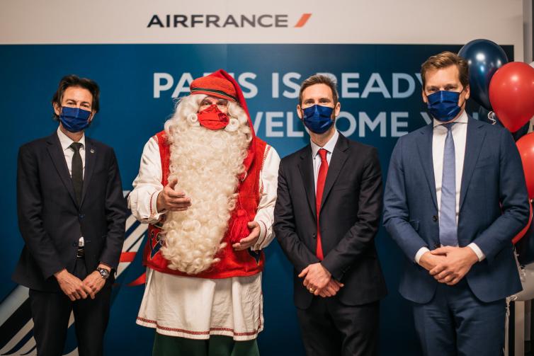 Air Francen edustajat ja joulupukki