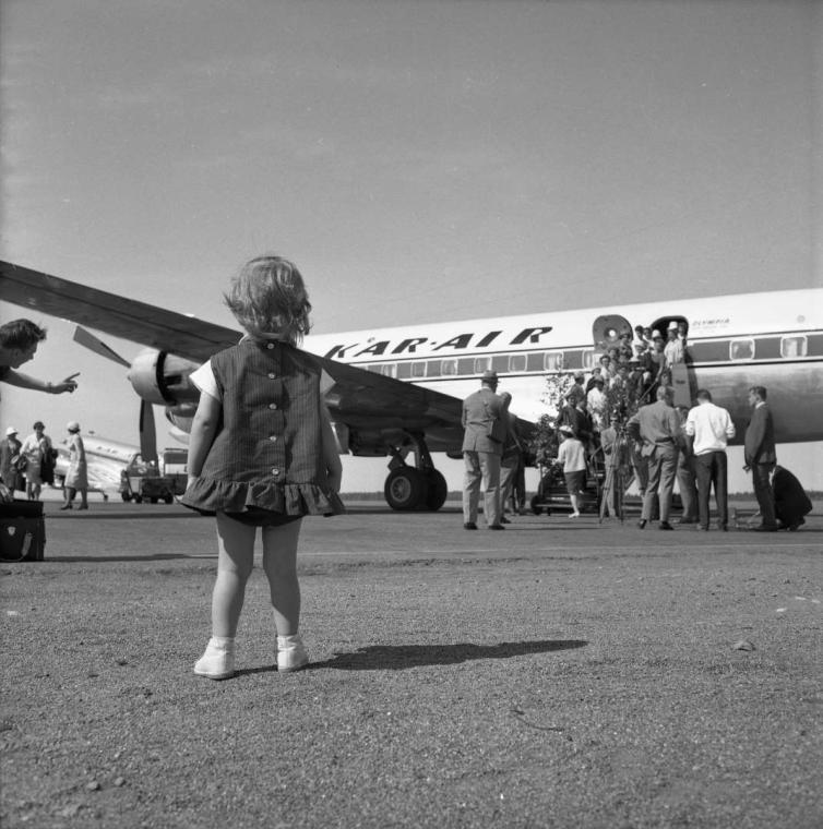 Pieni matkustaja ja Douglas DC-6B OH-KDA.