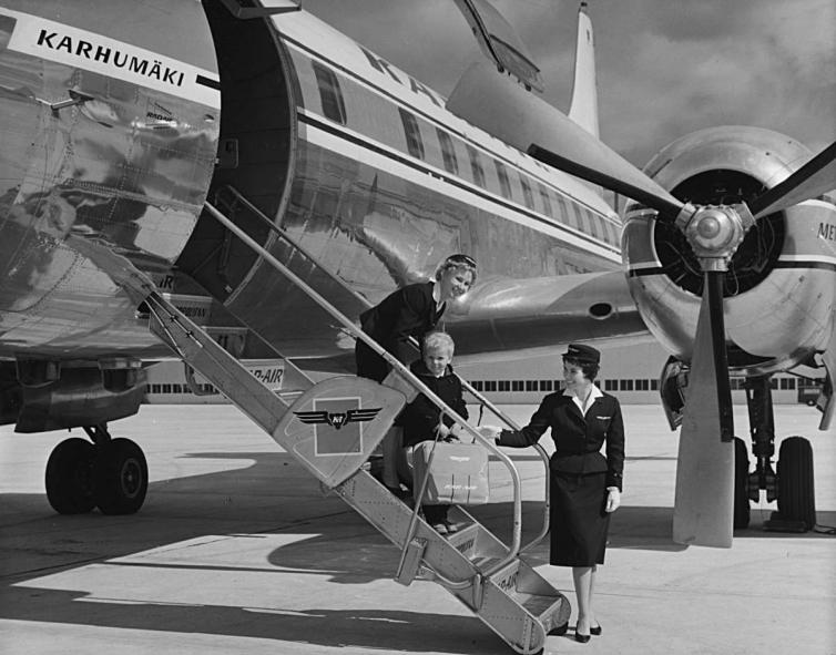 Kar-Airin Convair Metropolitan kesällä 1962. Poikaa avustamassa lentoemännät vas. Terhi Liede ja Marjatta Mänttäri.