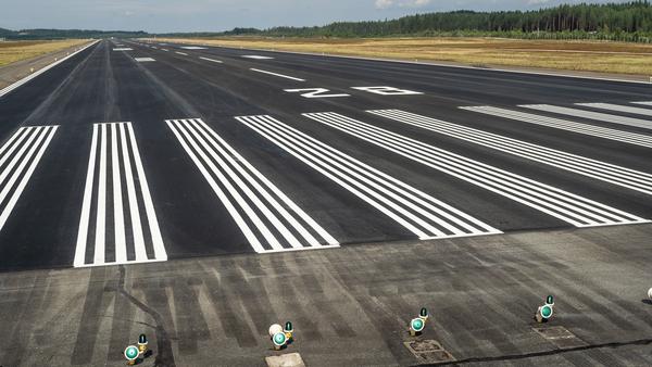 Joensuun lentoaseman kiitotie ja rivi kiitotievaloja