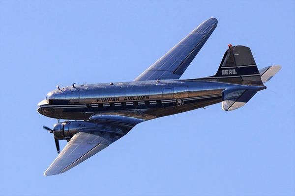 DC-3-lentokone ilmassa.