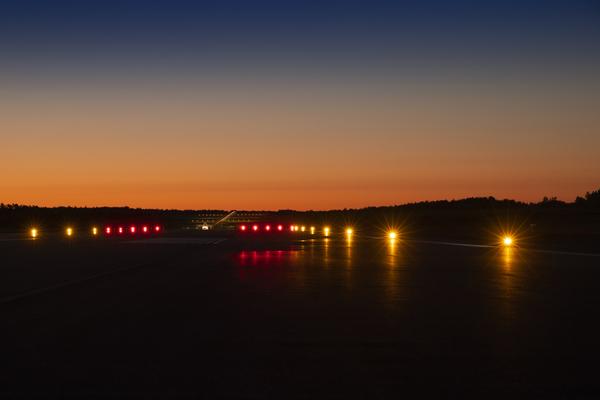 Kiitotievalot päällä yöaikaan