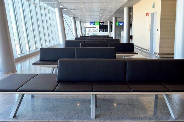 Mustia penkkejä porttialueella