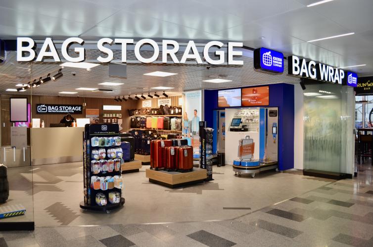 Excess Baggage Companyn myymälä terminaali 2:n lähtöaulassa Helsinki-Vantaan lentoasemalla