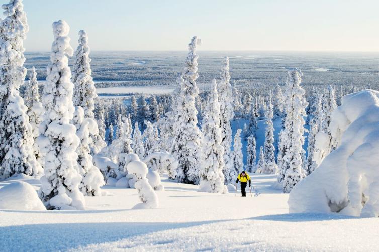 Man skiing in Ylläs.